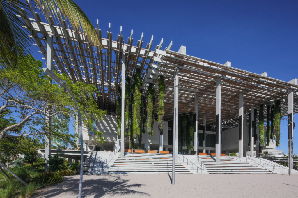Exterior y jardines colgantes de PAMM