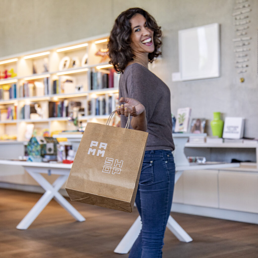 Visitante disfrutando de descuentos de membresía en la Tienda PAMM.