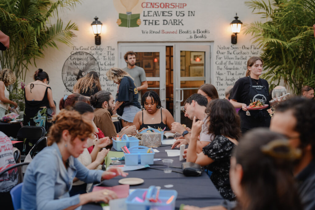 un grupo de personas en un lugar al aire libre haciendo manualidades