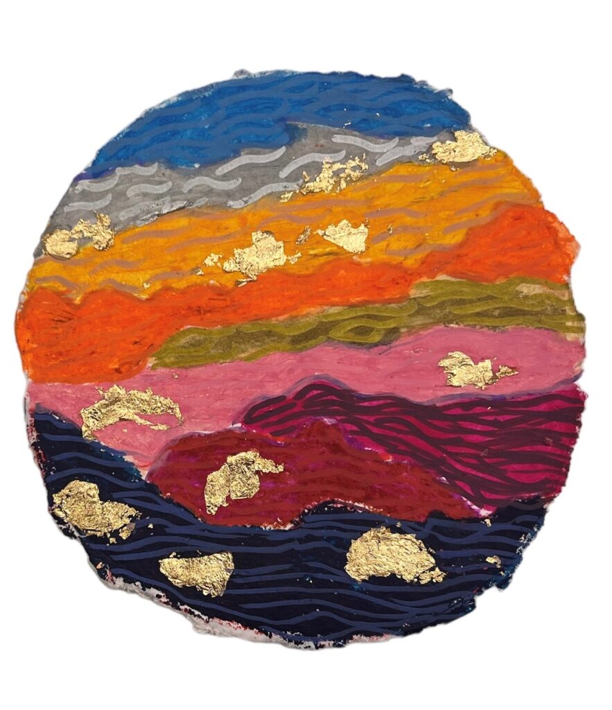 Una obra de arte en forma redonda de colores brillantes y pequeños detalles en pan de oro, que muestra un diseño ondulado.