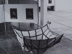 imagen monocromática de una silla dentro de un edificio