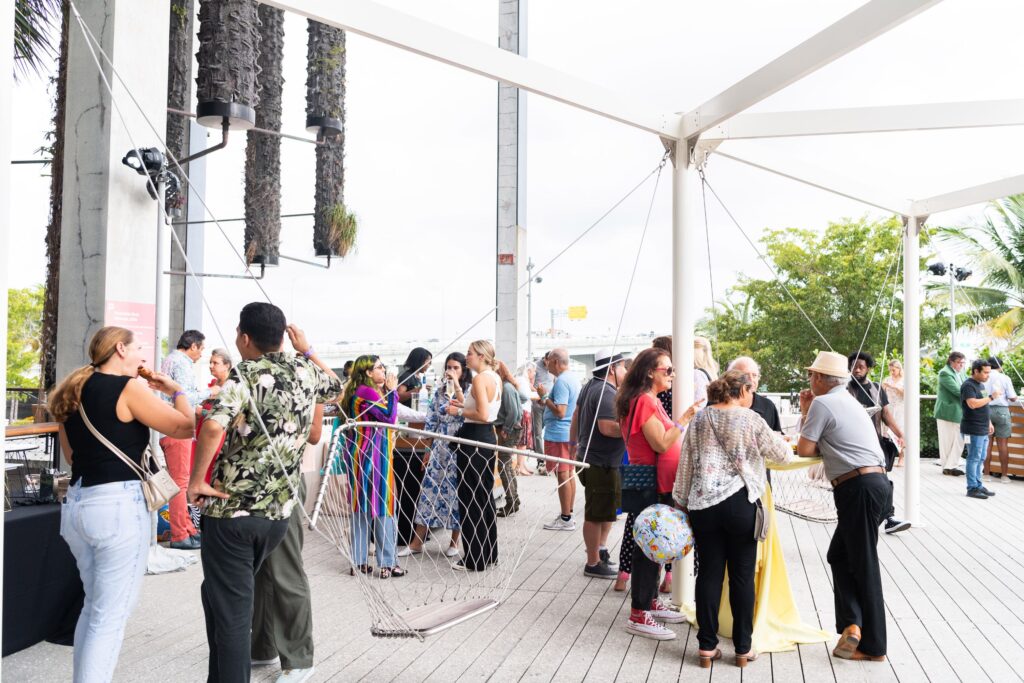 Gente parada hablando entre sí en la terraza